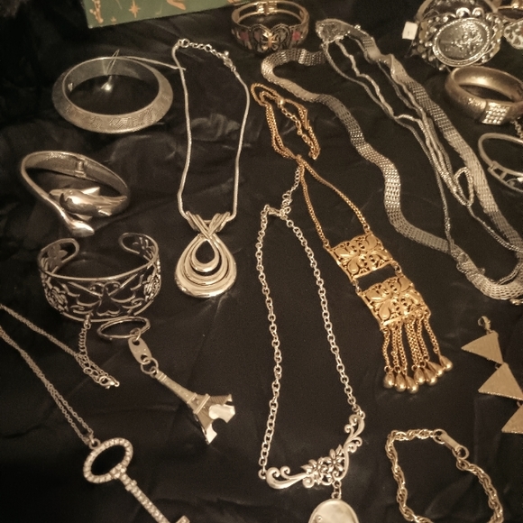 Necklaces and bracelets - Picture 4 of 13